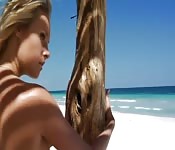 Softcore de playa a solas