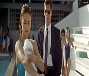 Escena con famosas en la piscina