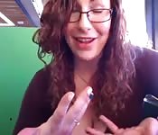 Joven inglesa se masturba en la biblioteca