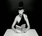 ¿Un poco de actividad bajo la mesa?