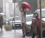 Morena sexy en público