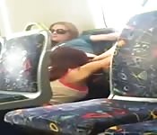 Sexo amateur en un autobús público de verdad