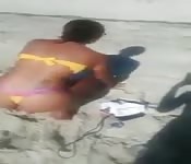 Chica grabada en la playa