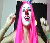 Payasa se masturba en solitario