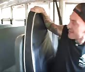 Follando en el bus camino al colegio
