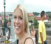 Rubia guapa usada en POV