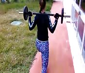 Le quedan bien esas mallas de deporte