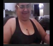 Chica tetona enseña sus curvas