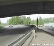 Morena goza con un polla en el coche