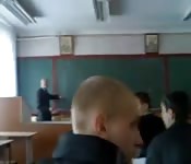 Jugando con la polla de su novio en clase