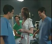 Tres hombres se follan a una sexy enfermera