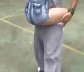 Chica brasileña disfruta del regalo