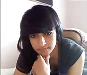 Monada árabe se desnuda delante de una webcam