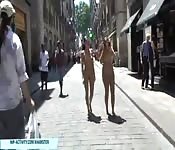 Bonitas chicas de pelo largo se exhiben en público