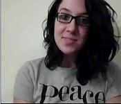 Empollona de pelo negro deslumbra a la cámara