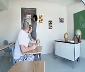 Profesora buenorra follada por sus alumnos