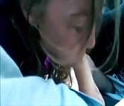 Intensa mamada en el coche
