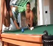 Una chica caliente por el billar