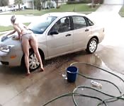 Lavage de la voiture et baise incluse Lavage de la voiture et baise incluse
