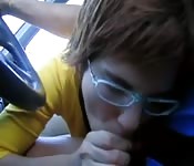 Esta española aniñada adora la polla de su novio.