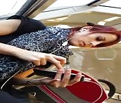 Por debajo de la minifalda negra