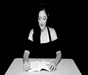 Alicia da una sensual lectura poética