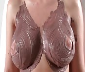 Tetas cubiertas de chocolate